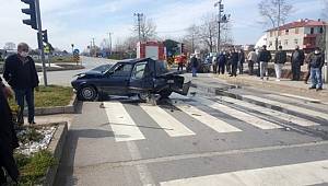 Sakarya'da Trafik ışıklarında bekleyen otomobile arkadan çarpan sürücü olay yerinden kaçtı