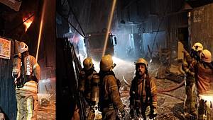 Şişli'de 5 katlı lastik deposunun çatısı alev alev yandı