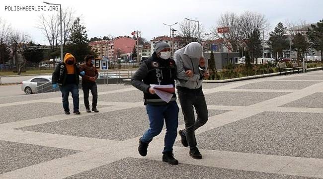 TEM'de 30 gram kokainle yakalanan 2 kişi adliyeye sevk edildi