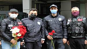 Ankara'da Motosiklet Derneği Polislere Karanfil Dağıttı