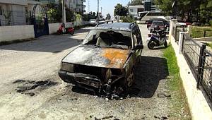Antalya'da Park halindeki otomobil alev alev yandı 