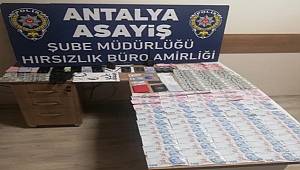 Antalya'da Takip Ettikleri Kişilerin Araçlarından Para Çaldıkları İddiasıyla Yabancı Uyruklu 3 Kişi Yakalandı
