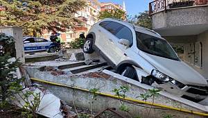 Bakırköy'de Lüks cip kontrolünü kaybedip 5 katlı binanın bahçesine düştü