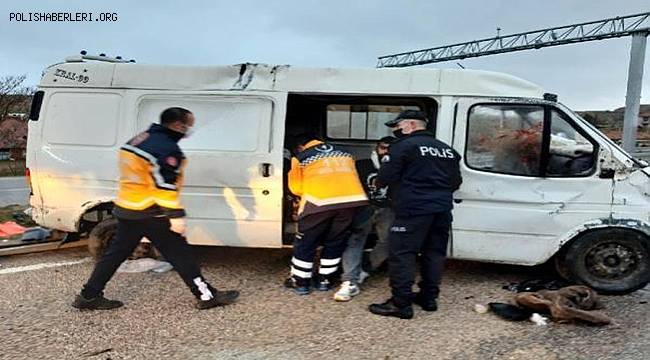 Bariyerlere çarpan minibüs devrildi 1 kişi haatını kaybetti 7 kişi yaralandı