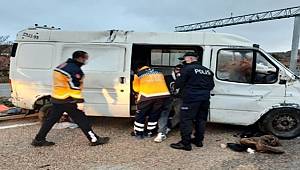 Bariyerlere çarpan minibüs devrildi 1 kişi haatını kaybetti 7 kişi yaralandı