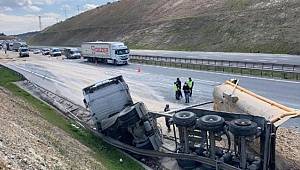Başakşehir'de hafriyat kamyonu otoyola devrildi