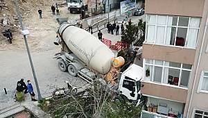 Beşiktaş'ta beton mikseri 7 katlı binaya çarptı
