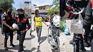 Çaldığı 30 bin TL ve altın dolu poşetle koşarken devriye gezen polis ekibinin önüne düştü