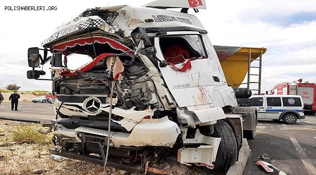 Gaziantep Nizip yolu üzerinde 2 tır kafa kafaya çarpıştı