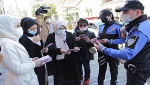 İstanbul'da polisler Kadın Acil Destek Uygulaması KADES'i tanıttı