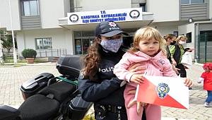 İzmir Polisi bayramı evde kutlayan çocukları unutmadı