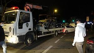 Kadıköy'de kontrolden çıkan lüks otomobil faciaya davetiye çıkardı 3 kişi yaralandı