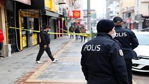 Kocaeli'de Caddede yürüyen iki kişi kurşunların hedefi oldu