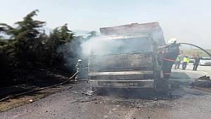 Manisa'da seyir halindeki kamyon alev alıp yandı