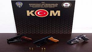 Polislerin şüphelenip durduğu şahıstan 3 adet ruhsatsız tabanca çıktı