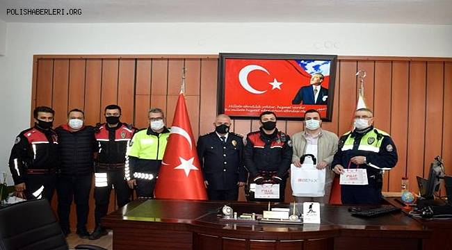 Salihli'de Esnaftan Motorize Ekiplere Güneş Gözlüğü jesti