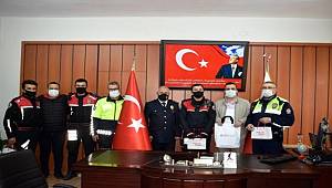 Salihli'de Esnaftan Motorize Ekiplere Güneş Gözlüğü jesti