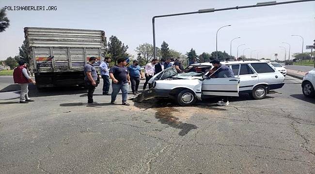 Şanlıurfa'da kamyonla otomobilin çarpışması sonucu 3 kişi yaralandı