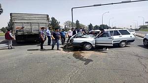 Şanlıurfa'da kamyonla otomobilin çarpışması sonucu 3 kişi yaralandı
