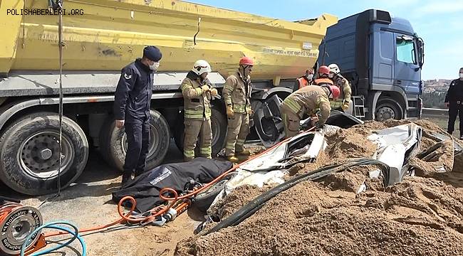TEM Otoyolu'nda hafriyat kamyonunun otomobilin üzerine devrilmesi sonucu 1 kişi hayatını kaybetti