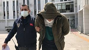 Yolda yürüyen kadının boynundan kolyeyi çaldı, zorla girdiği evde saklanırken yakalandı