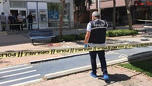 Adana'da kaldırımda yürürken silahla bacaklarından vurulan kişi yaralandı