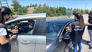 Adana'da Polis hem Şeker verdi hem Uyardı