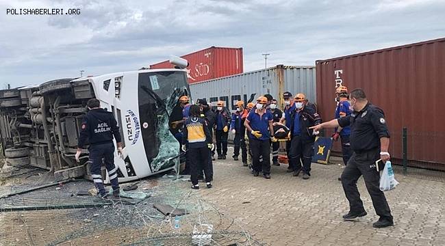 Bursa'da servis midibüsünün devrilmesi sonucu 1 kadın hayatını kaybetti 20 kişi yaralandı