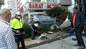 Esenyurt'ta kontrolünü kaybeden otomobil önce manava sonra restorana girdi