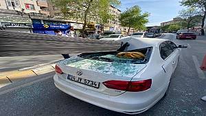 İstanbul'da meydana gelen kazada Demir çubuklar otomobilin camına saplandı