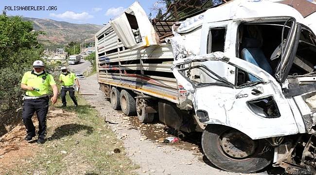 Kahramanmaraş'ta Freni boşalan kamyon 3 araca çarptı