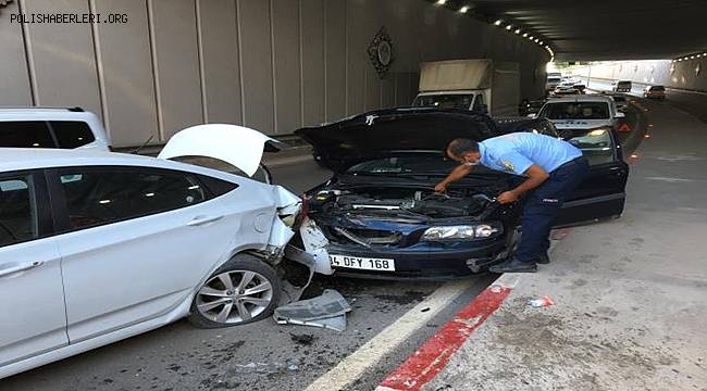 Mersin'de üç aracın karıştığı trafik kazasında 2 kişi yaralandı