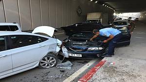 Mersin'de üç aracın karıştığı trafik kazasında 2 kişi yaralandı