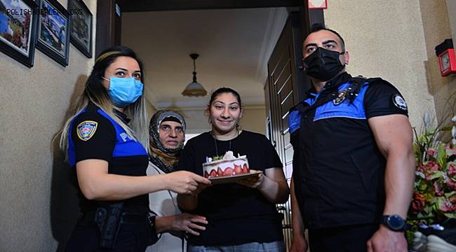 Polisten, sokağa çıkamayan genç kıza doğum günü sürprizi