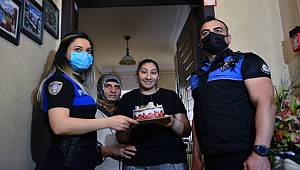 Polisten, sokağa çıkamayan genç kıza doğum günü sürprizi