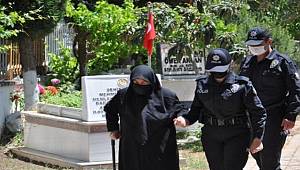 Şehit Oğlunun Kabrine Meslektaşı Polisler Götürdü