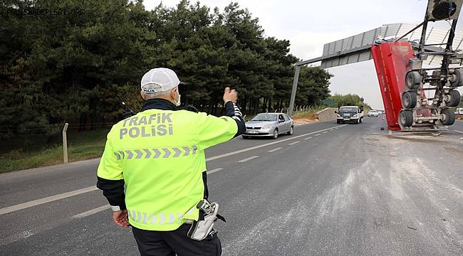 Seyir halindeyken açılan TIR dorsesi yön tabelasına takıldı