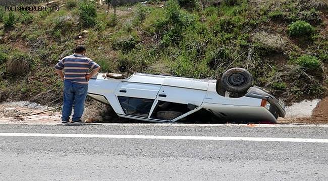 Sivas'ta tekeri yerinden fırlayan otomobil ters döndü 2 kişi yaralandı
