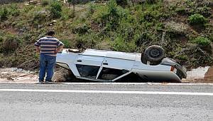 Sivas'ta tekeri yerinden fırlayan otomobil ters döndü 2 kişi yaralandı