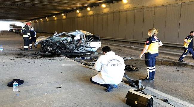TIR'a çarpan otomobilin sürücüsü hayatını kaybederken eşi ve 3 çocuğu yaralandı