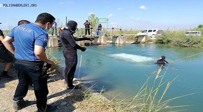 Adana'da sulama kanalına devrilen araçtaki iki kişinin cansız bedenine ulaşıldı