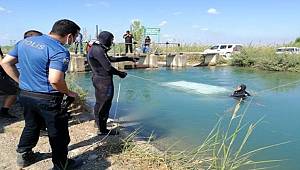 Adana'da sulama kanalına devrilen araçtaki iki kişinin cansız bedenine ulaşıldı