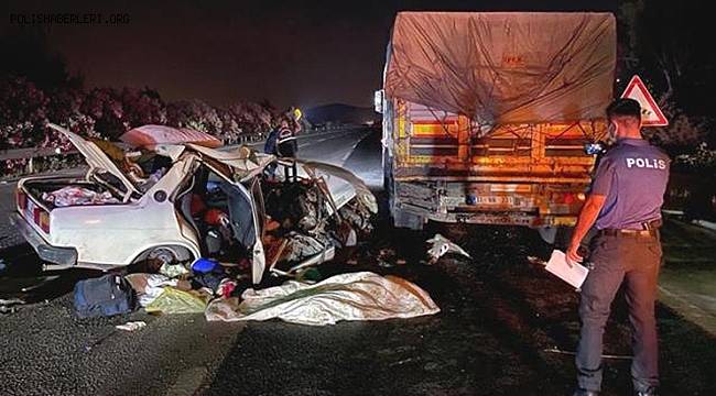 Adana'da TIR'a arkadan çarpan otomobil 2 kız çocuğunu yetim bıraktı  