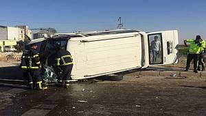 Adıyaman'da minibüs kaldırıma çapıp devrildi 5 kişi yaralandı