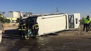 Adıyaman'da minibüs kaldırıma çapıp devrildi 5 kişi yaralandı