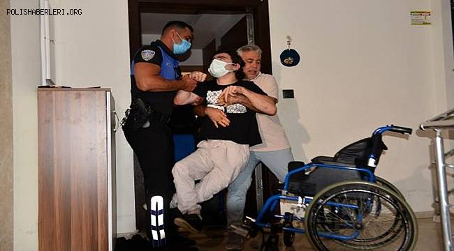 Engelli şehit çocuğunu YKS'ye gireceği okula polis götürdü