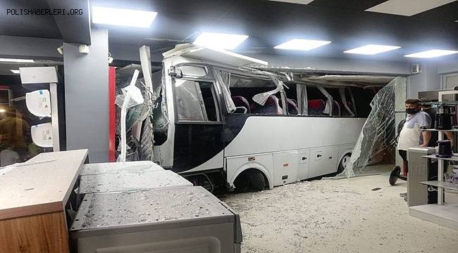 İzmir’de işçi servisi mobilya mağazasına daldı 12 kişi yaralandı