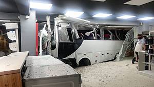 İzmir’de işçi servisi mobilya mağazasına daldı 12 kişi yaralandı