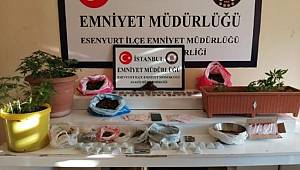 Küçükçekmece'de düzenlenen uyuşturucu operasyonunda evin her yerinden uyuşturucu çıktı