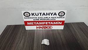 Kütahya’da kumar baskınında aranan iki şahıs ve uyuşturucu ele geçirildi